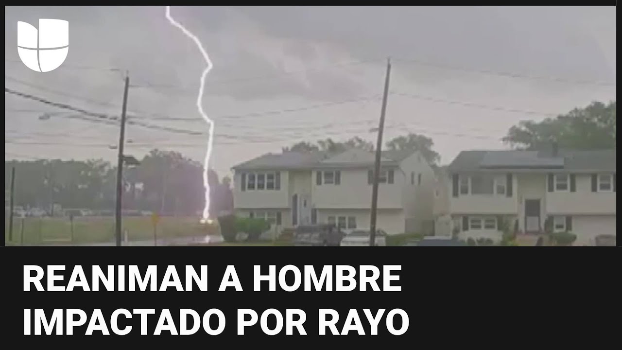 En video: un hombre es impactado por un rayo y es salvado por un policía
