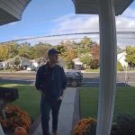 Demócrata es acusado de robar el cartel de un republicano