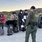 Residentes de San Diego viven la crisis de migrantes en sus patios
