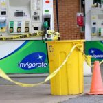 Un ladrón de coches choca y derriba un surtidor de gasolina en Virginia