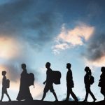 El obispo habla del trato hacia los migrantes como si fueran un ejército