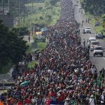 Migrantes se suman a caravana rumbo a Estados Unidos