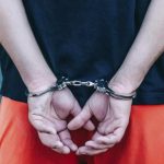 Arrestan a un padre y su hijo en California