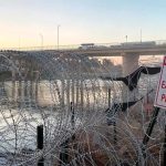 El alambre de púas permanece en Eagle Pass
