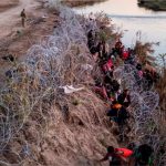 Gobierno de Joe Biden pide a la Corte Suprema retirar el alambre de púas