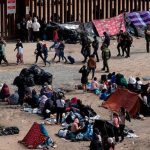 La Casa Blanca busca espacios para albergar a migrantes