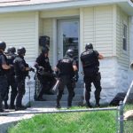 Policía de Ohio utilizó granadas aturdidoras durante el allanamiento a una casa