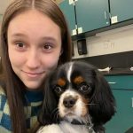 Un perro ayudó a una estudiante a volver a la escuela tras tiroteo