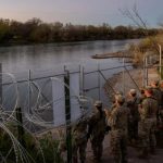 Evacúan centro de procesamiento de inmigrantes cerca de Eagle Pass