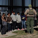 Juez federal cuestiona la controvertida ley de inmigración de Texas