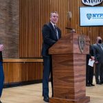 Un hombre atacó de manera viciosa a una mujer asiática