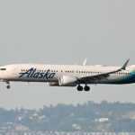 Acusan en un tribunal federal a un pasajero de Alaska Airlines