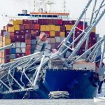 Tripulación del barco que chocó el puente Key sigue dentro