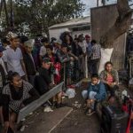 un gran grupo de migrantes atravesó barreras en El Paso, Texas