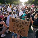 Mujer de Texas demanda a los fiscales que la acusaron de asesinato