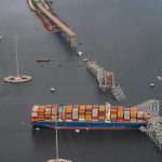 Retiran del agua las primeras piezas del puente de Baltimore