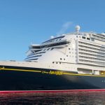 Imagen de un crucero navegando en el mar