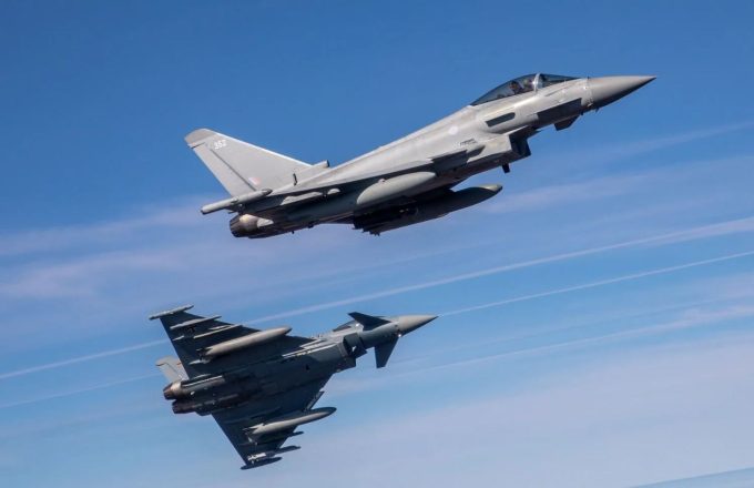 Un par de Jets militares haciendo maniobras en despejado cielo azul