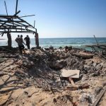 Fotografía de una cafetería bombardeada frente al mar