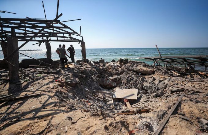 Fotografía de una cafetería bombardeada frente al mar
