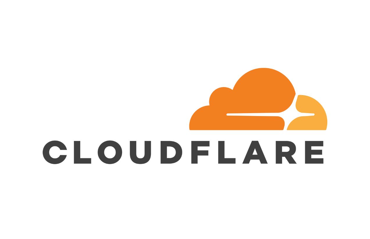La palabra cloudflare con su logo, una nube naranja, en un fondo blanco