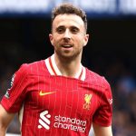 El jugador portugués Diogo Jota usando la camiseta roja del Liverpool