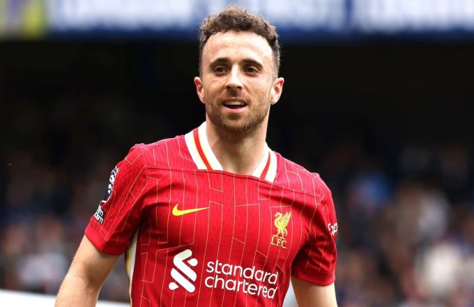 El jugador portugués Diogo Jota usando la camiseta roja del Liverpool