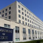 Un edificio muy grande con muchísimas ventanas