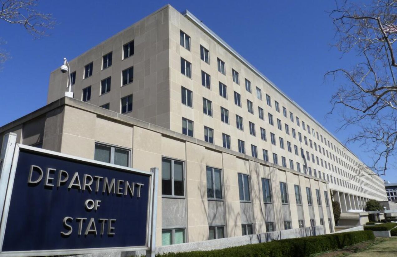 Un edificio muy grande con muchísimas ventanas