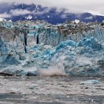 Un iceberg de hielo gigante frente al mar helado