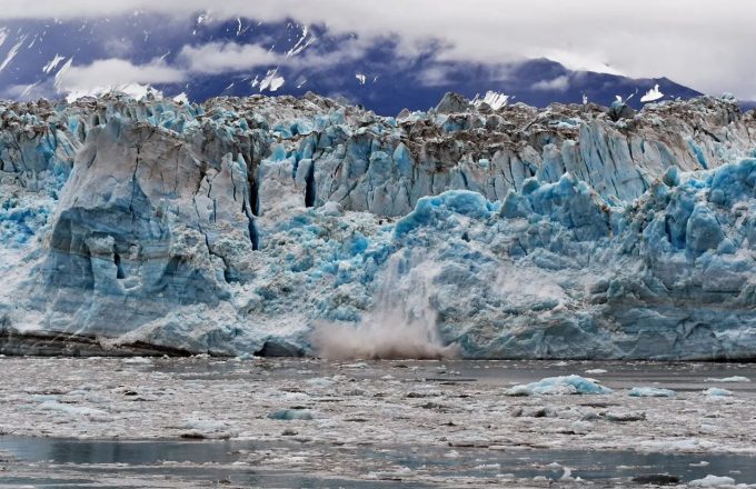 Un iceberg de hielo gigante frente al mar helado