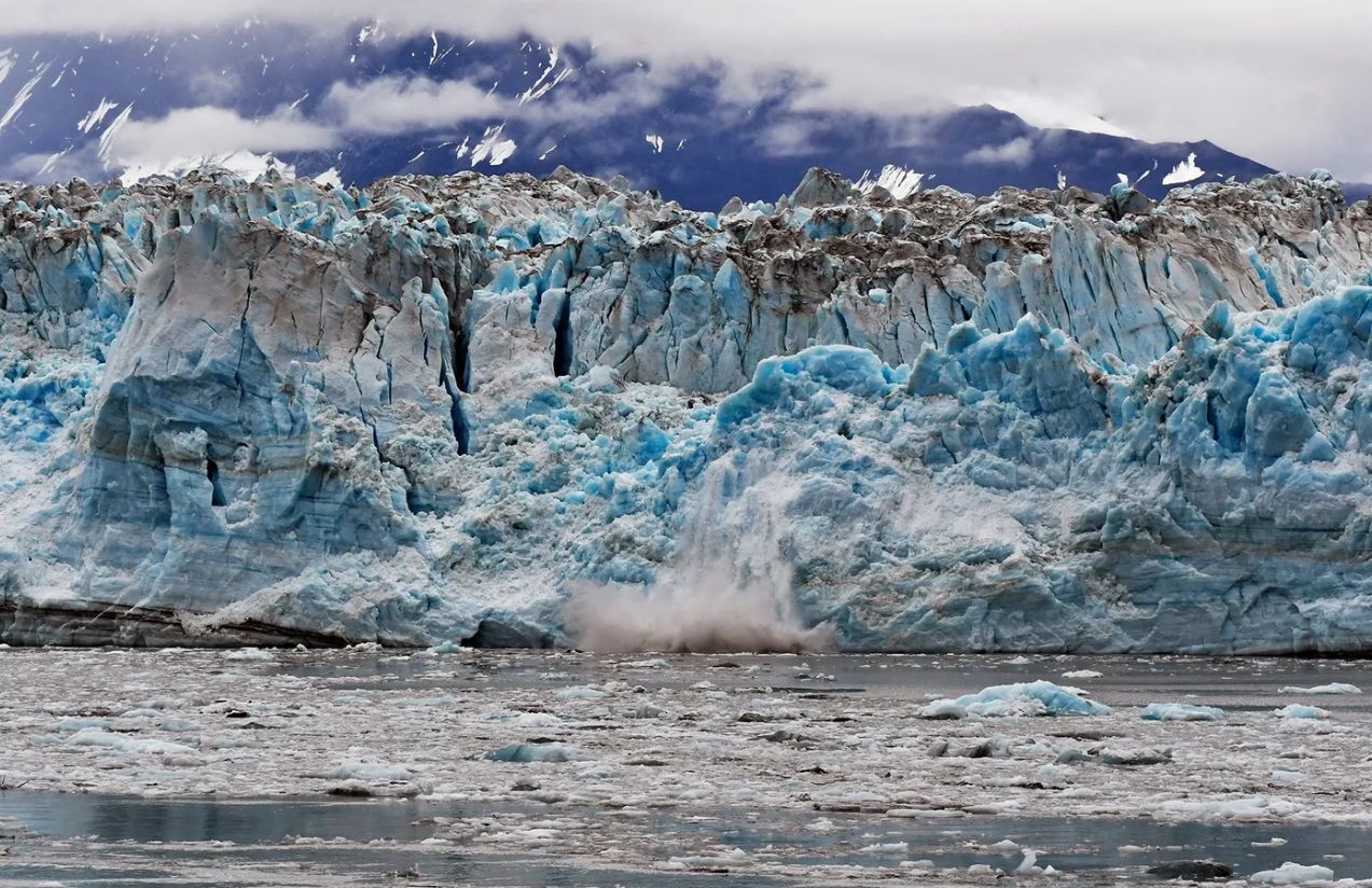 Un iceberg de hielo gigante frente al mar helado