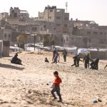 Un niño jugando en un paisaje desalentador y de mucha destrucción