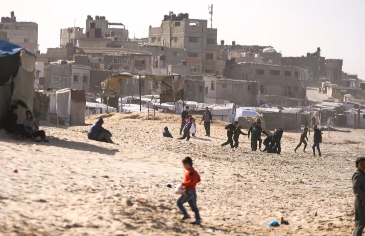 Un niño jugando en un paisaje desalentador y de mucha destrucción