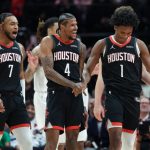 3 jugadores de los Houston Rockests felices en medio de un juego