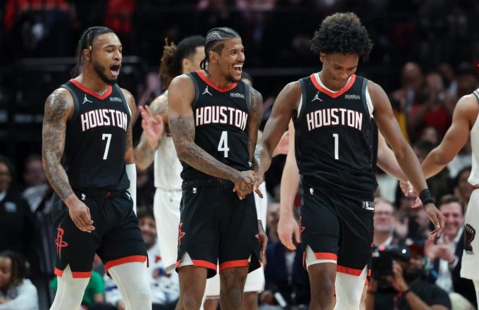 3 jugadores de los Houston Rockests felices en medio de un juego