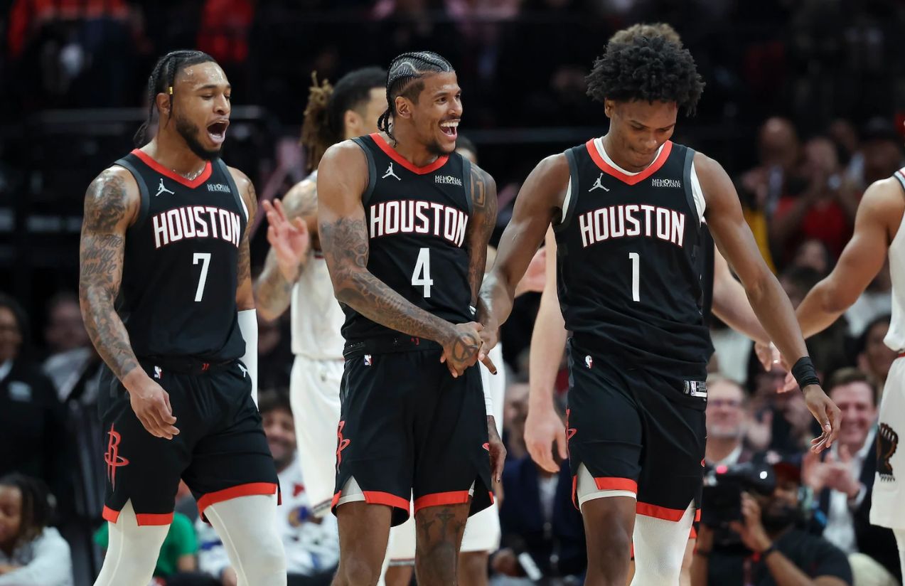 3 jugadores de los Houston Rockests felices en medio de un juego