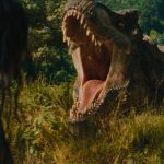 Un tiranosauriorex rugiendo con la boca abierta en medio de la selva