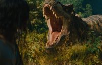 Un tiranosauriorex rugiendo con la boca abierta en medio de la selva