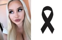 El rostro de la actriz de cine para adultos al lado de la cinta de luto