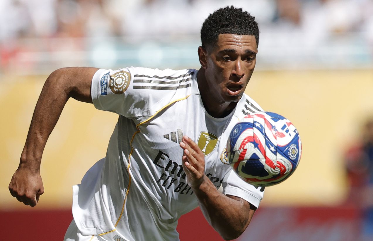 Jude Bellingham corriendo con el uniforme del Real Madrid y viendo fijamente un balon de futbol