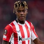 El joven jugador español con la camiseta de su actual equipo color rojo y blanco