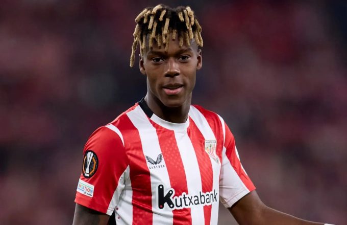 El joven jugador español con la camiseta de su actual equipo color rojo y blanco