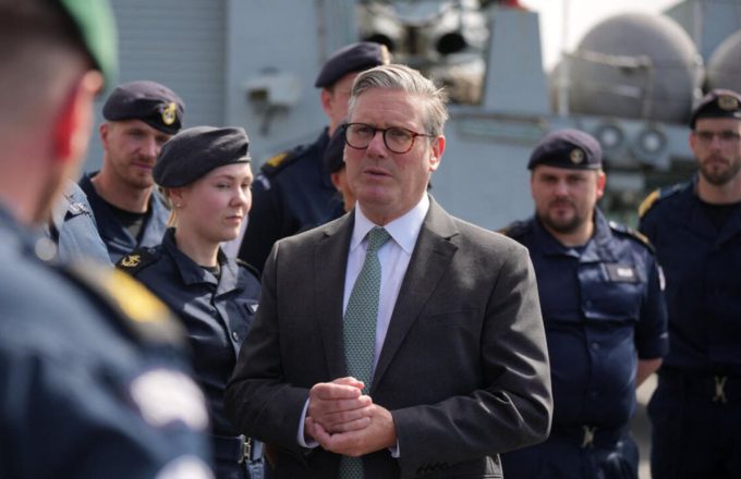 Un hombre con traje hablando con un grupo de militares que lo rodean