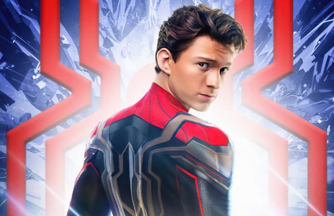 Tom Holland con su traje de Spider-Man mirando de espalda hacia la camara