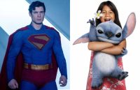 De un lado está Superman con su increíble traje azul, y del otro Lilo cargando a Stitch muy feliz