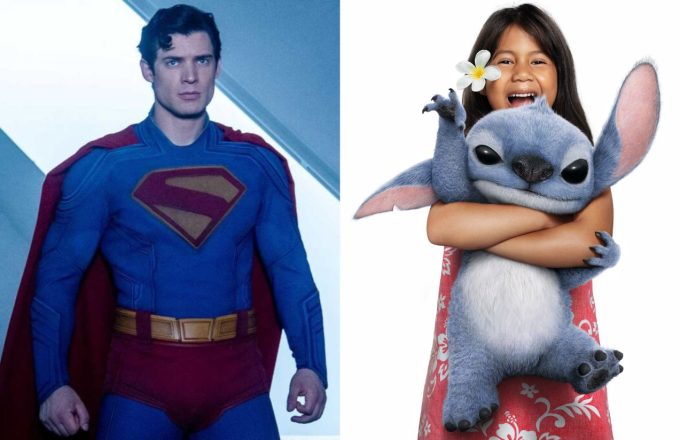 De un lado está Superman con su increíble traje azul, y del otro Lilo cargando a Stitch muy feliz