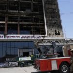 Un edificio calcinado tras el apago de un gran incendio