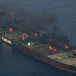 Un barco en llamas en medio del mar