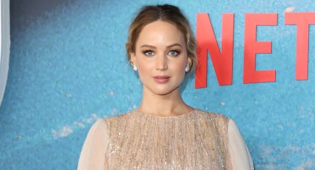 Jennifer Lawrence shows off her pregnancy on the red carpet